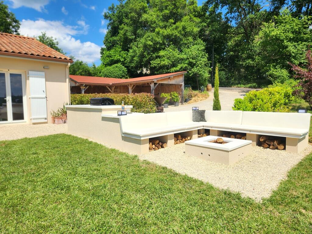 Cosy outdoor firepit lounge for relaxing evenings