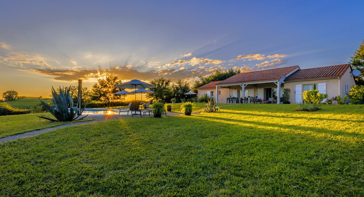 Sunset view of Bijou de Dordogne villa and pool